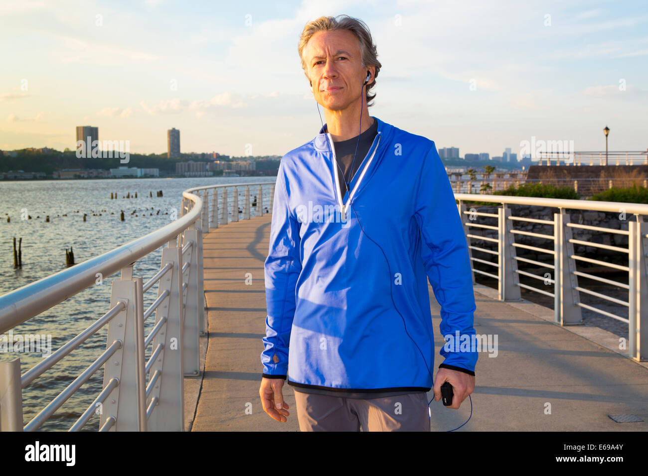 Caucasian man standing at urban waterfront Banque D'Images