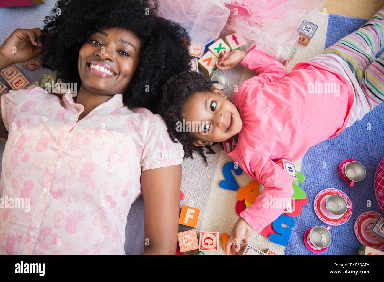 Mère et fille jouer ensemble Banque D'Images