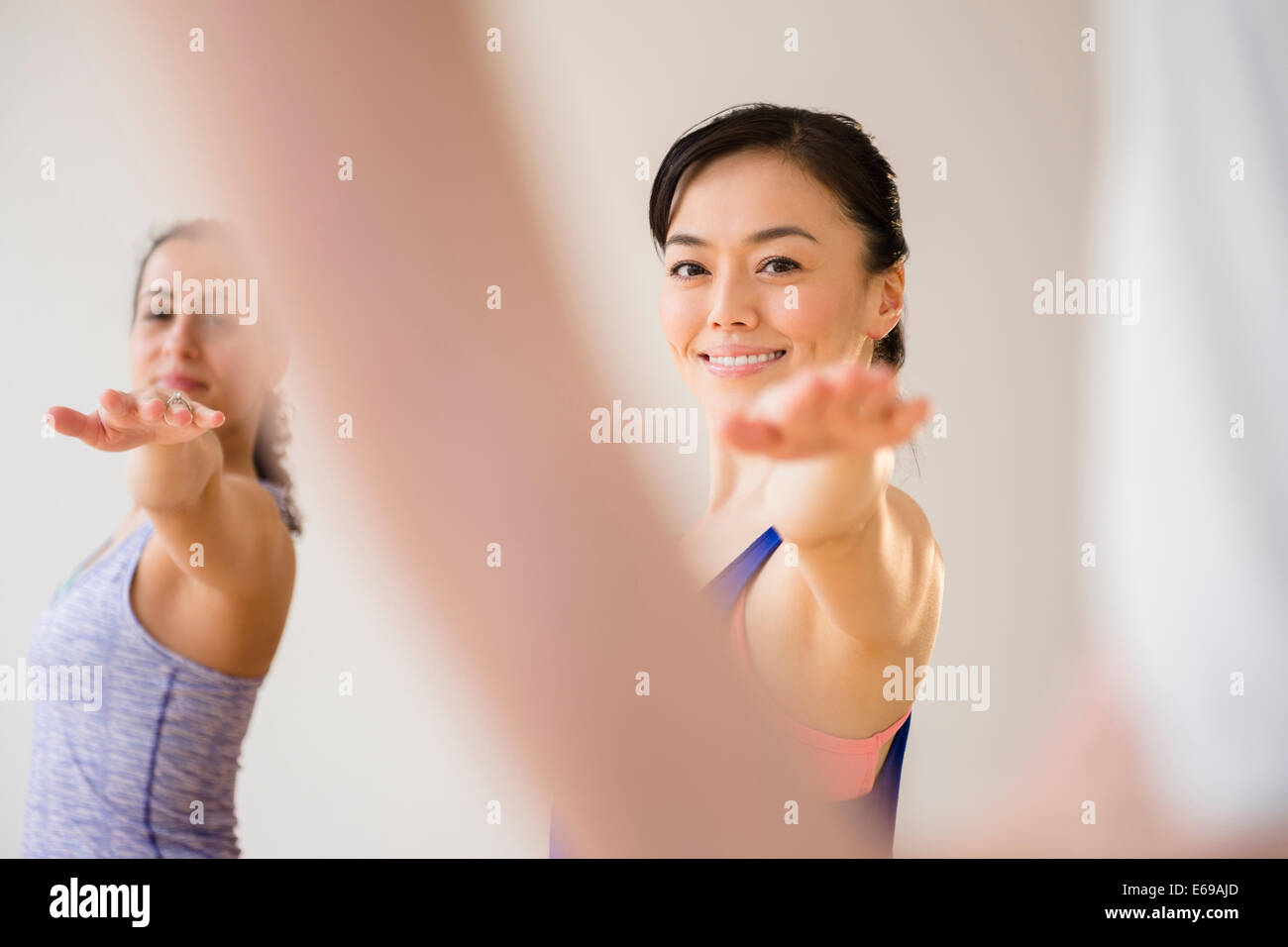 Les femmes pratiquant le yoga Banque D'Images