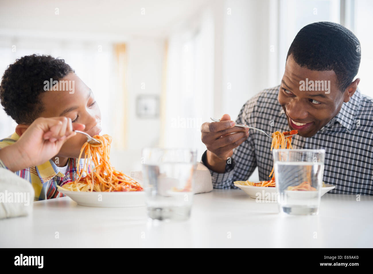 Père et fils manger ensemble à table Banque D'Images