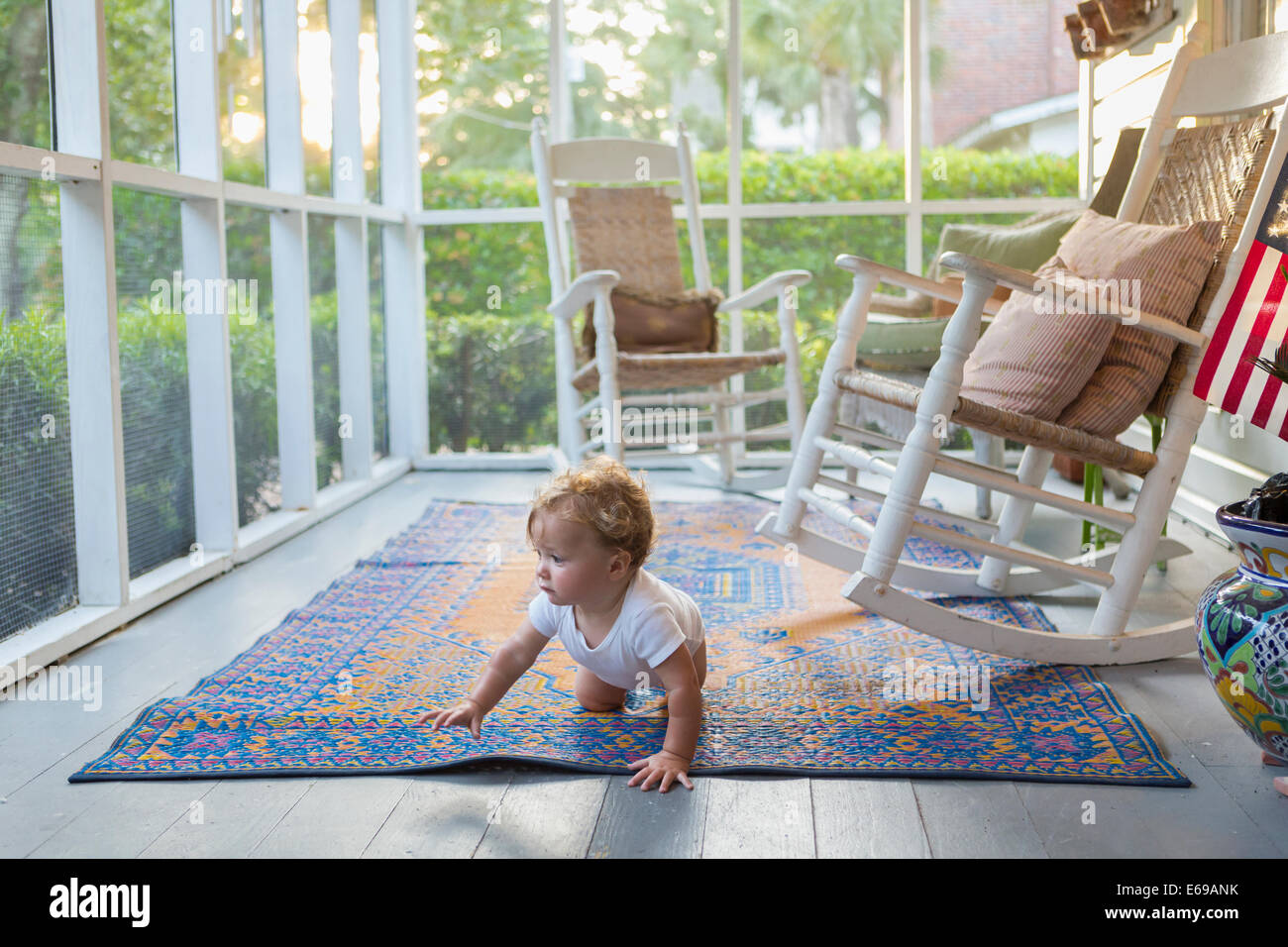 Caucasian baby crawling on porch Banque D'Images