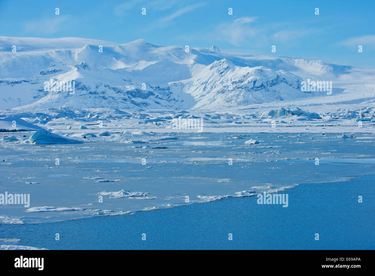 Montagnes enneigées surplombant le paysage de l'Arctique Banque D'Images