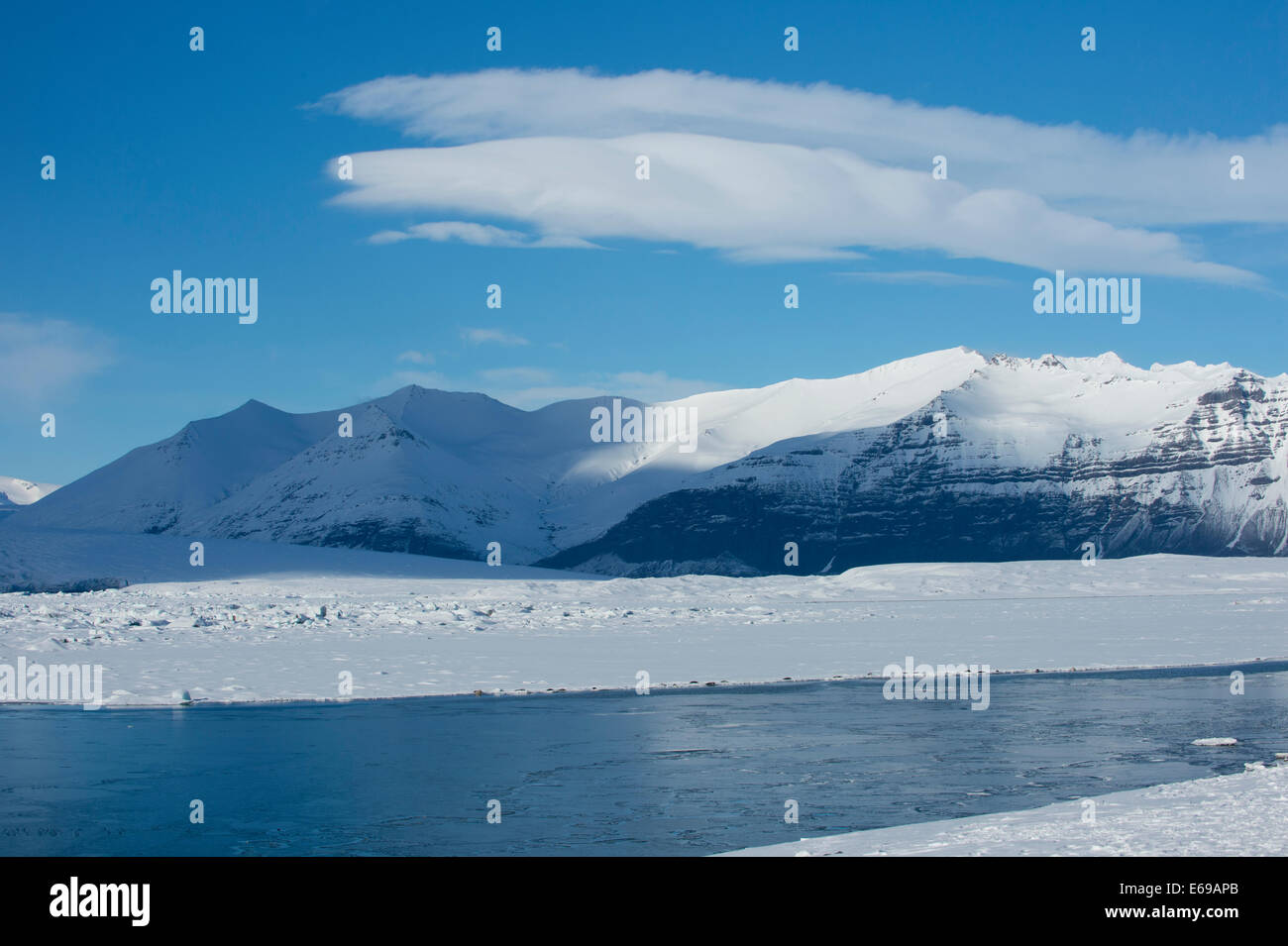 Montagnes enneigées surplombant le paysage de l'Arctique Banque D'Images