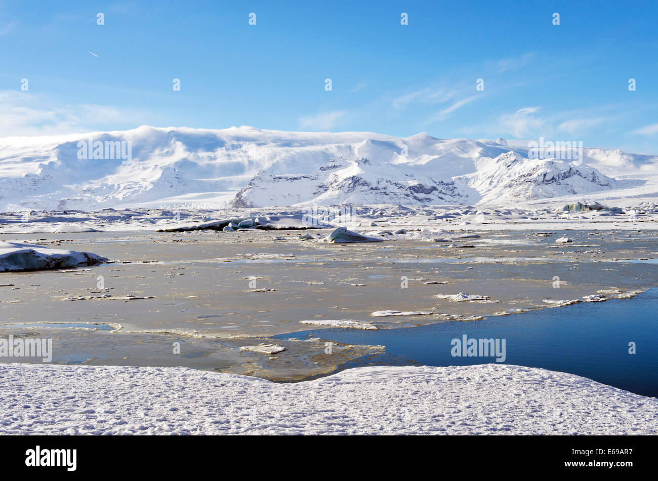 Les montagnes enneigées dans le paysage de l'Arctique Banque D'Images