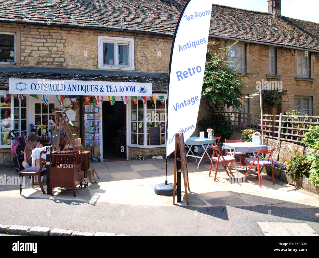 Antiquités de Cotswold et salon de thé dans une seule boutique, Bourton-on-the-water, Gloucestershire, Royaume-Uni Banque D'Images