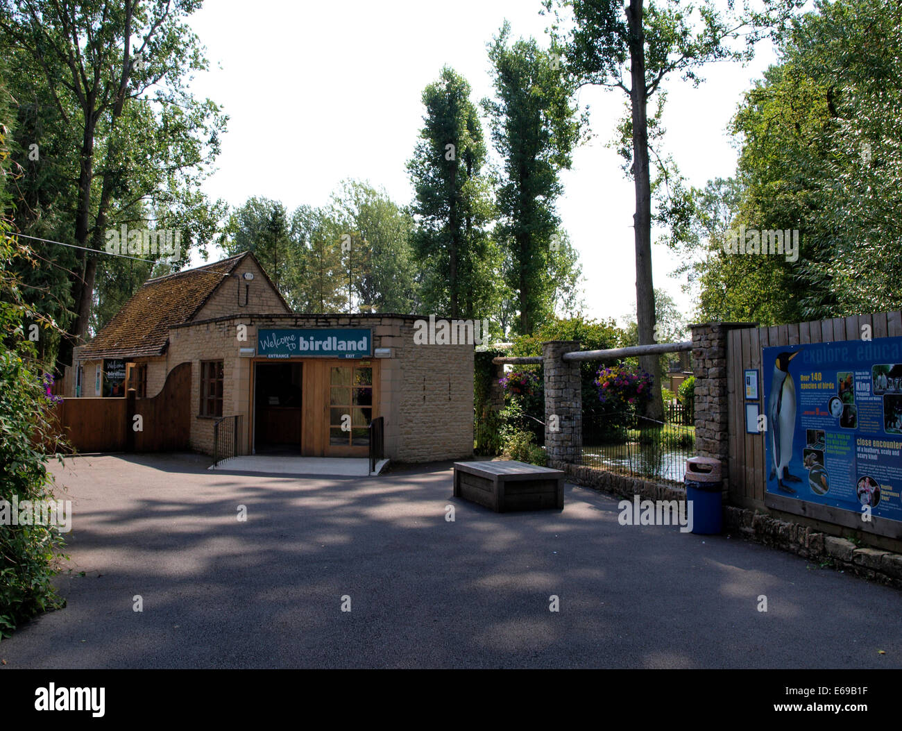 Entrée de Birdland, Bourton-on-the-water, Gloucestershire, Royaume-Uni Banque D'Images