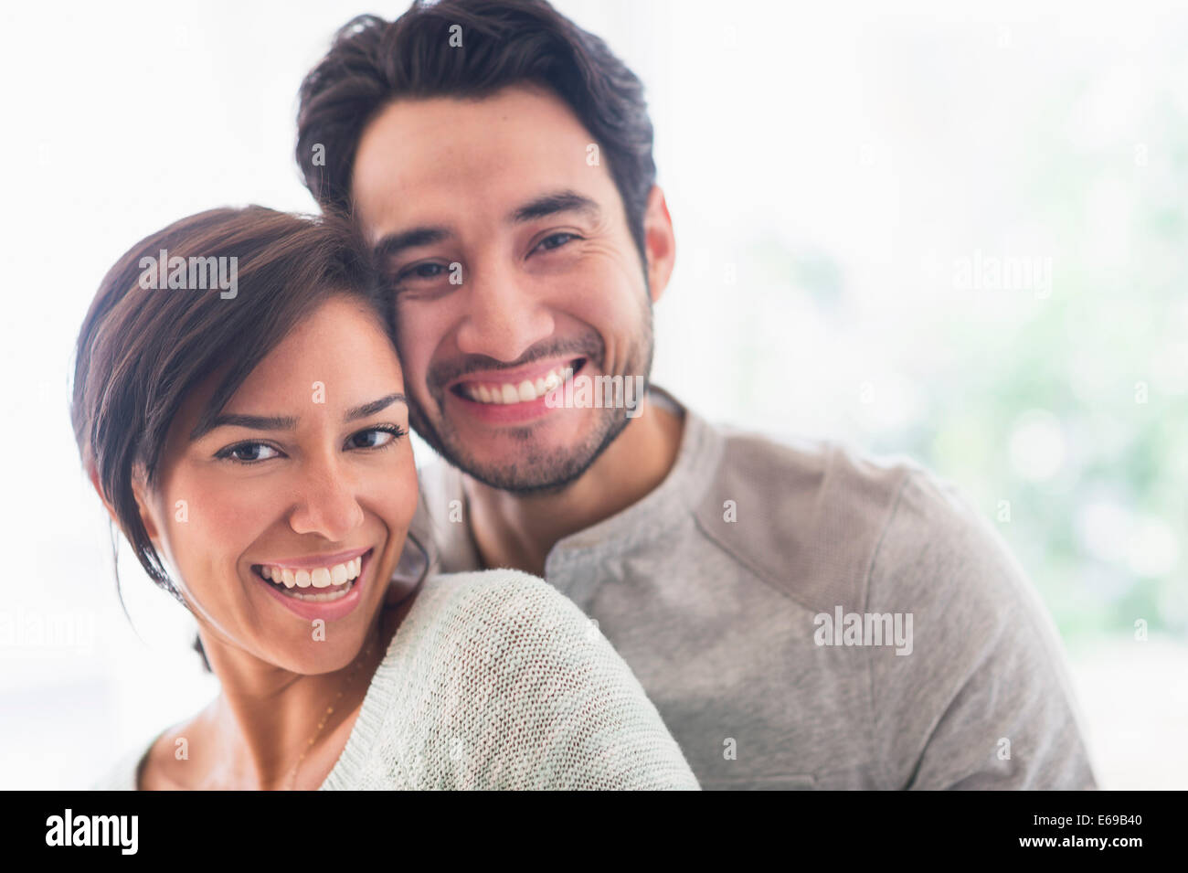 Couple hugging indoors Banque D'Images