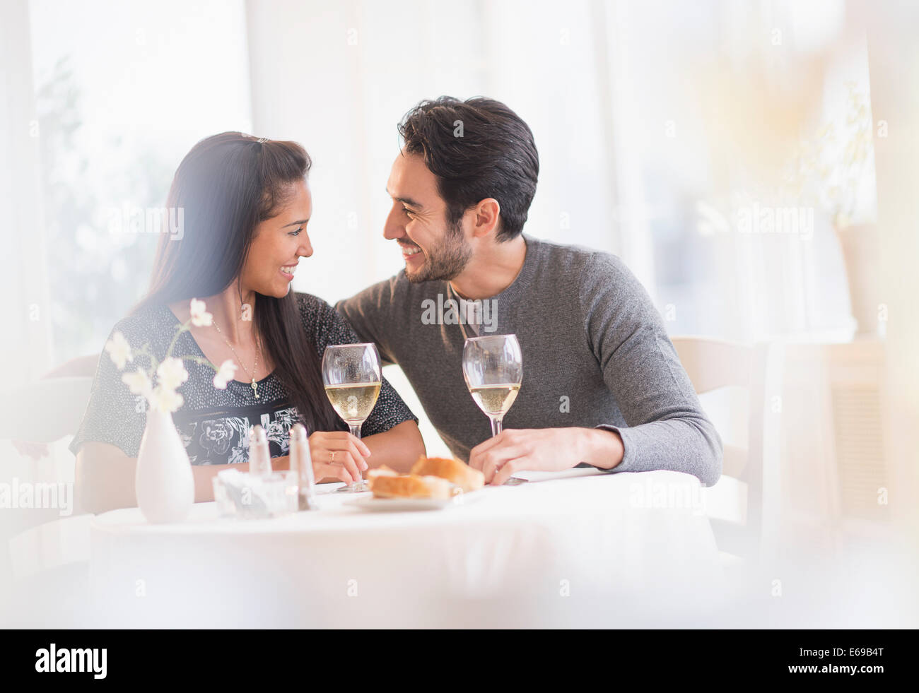 Couple en train de dîner ensemble dans un restaurant Banque D'Images