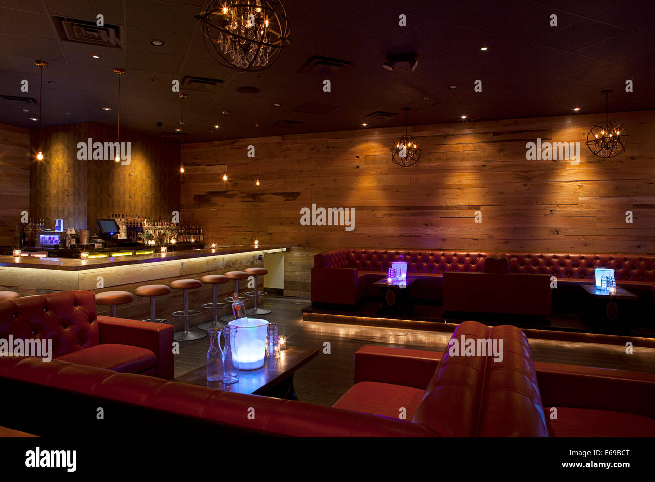 Tables et cabines de la discothèque vide Banque D'Images