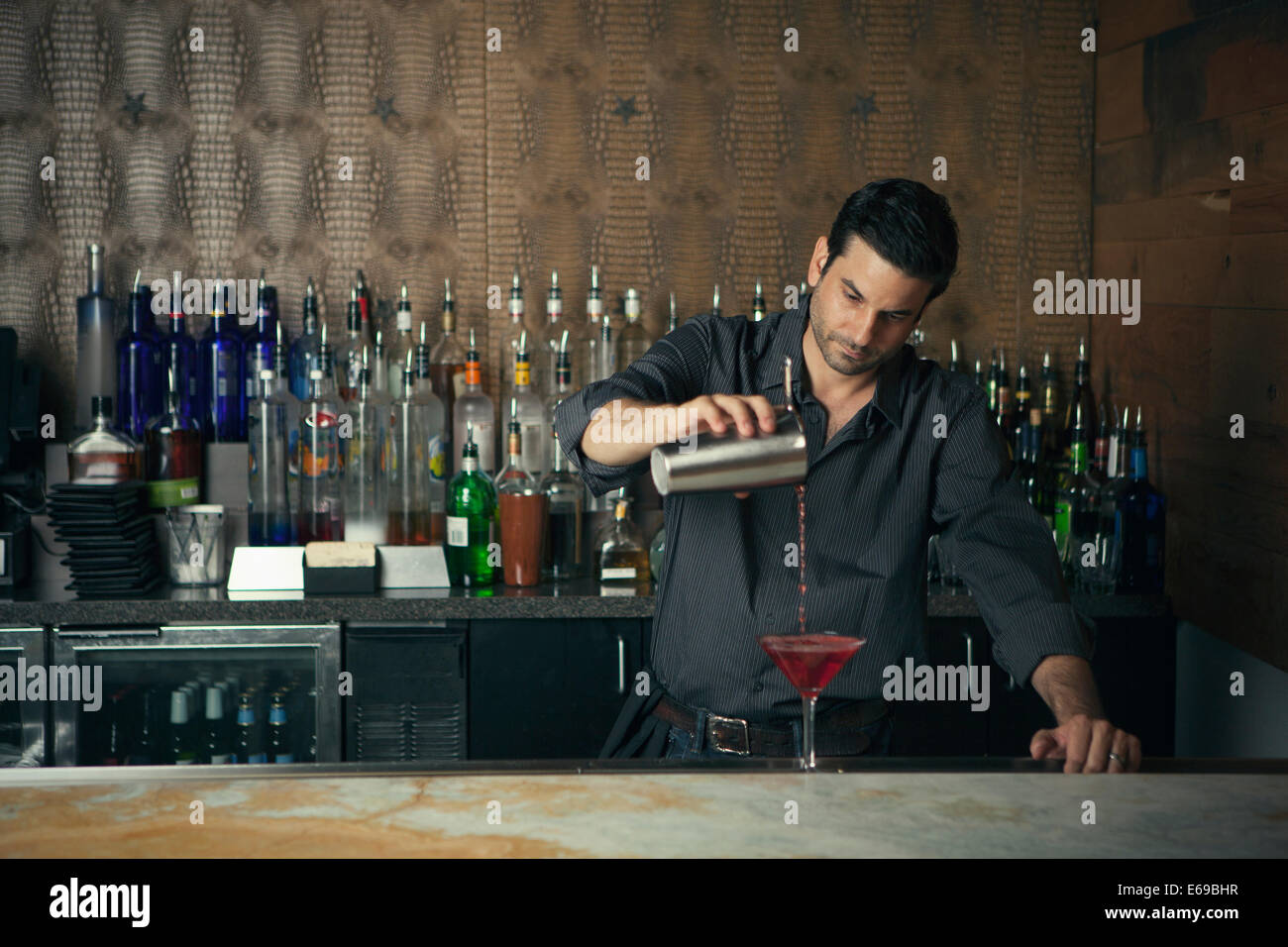 Bartender pouring caucasienne des boissons au bar Banque D'Images