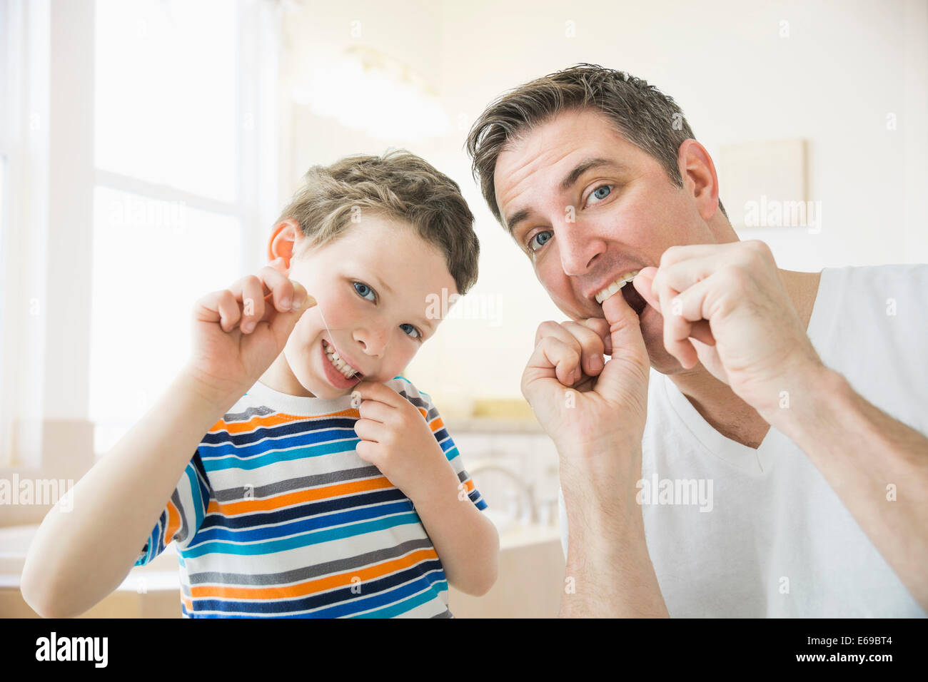 Portrait père et fils de soie dentaire Les dents Banque D'Images