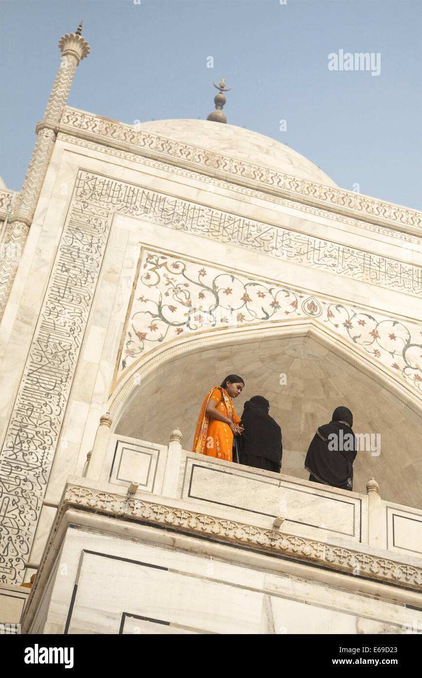 Les femmes sur balcon de Shah Jahan mosquée, Agra, Inde Banque D'Images