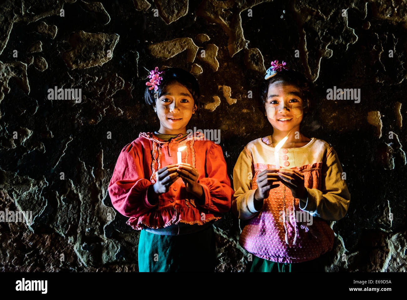 Les filles asiatiques tenant des bougies à temple Banque D'Images