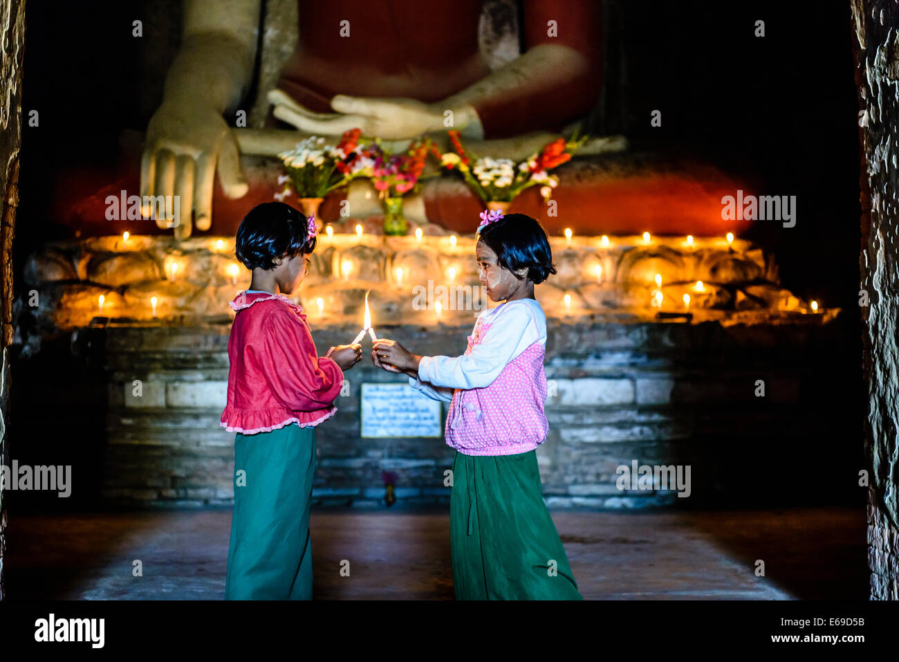 Les filles asiatiques bougies d'éclairage dans un temple bouddhiste Banque D'Images
