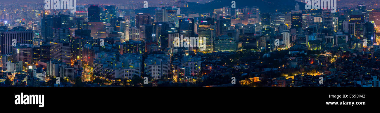 Vue aérienne de la ville de Séoul est éclairée la nuit, Région de la capitale nationale de Séoul, Corée du Sud Banque D'Images