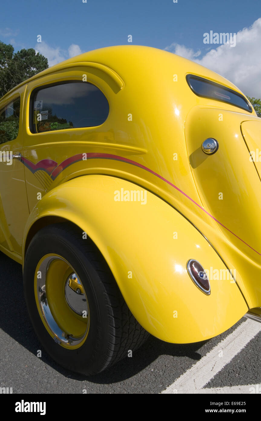 Pop hot rod Ford Anglia populaires tiges jaune lumineux voiture voitures Banque D'Images