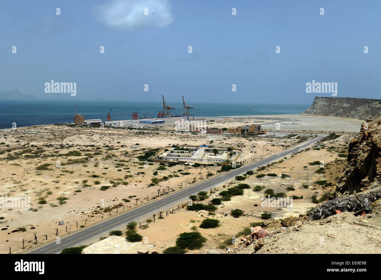 Islamabad. 18 août, 2014. Photo prise le 18 août 2014 présente une vue de Port Gwadar dans province du Baloutchistan, au Pakistan. Port Gwadar est un poisson d'eaux chaudes, port en eau profonde situé sur la mer d'Oman à Gwadar dans la province du Balochistan du Pakistan. Port Gwadar est administré par l'Administration portuaire de Gwadar et exploités par la Chine Port étranger Holding Company (COPHC). © Huang Zongzhi/Xinhua/Alamy Live News Banque D'Images