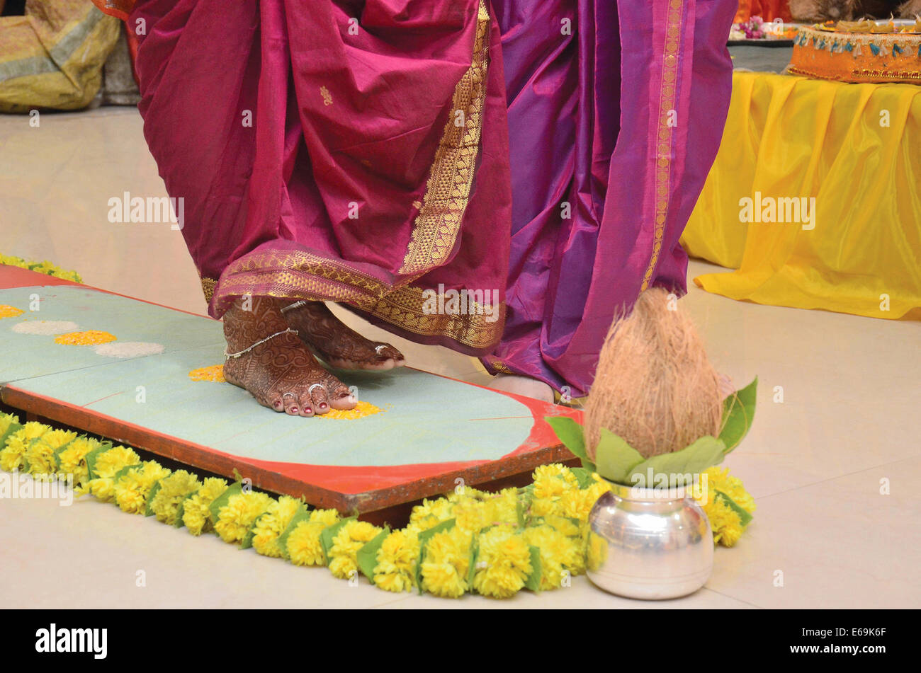 Le Saptapadi ou sept étapes, le plus important rituel du mariage hindou védique rituel. Pune, Maharashtra Banque D'Images