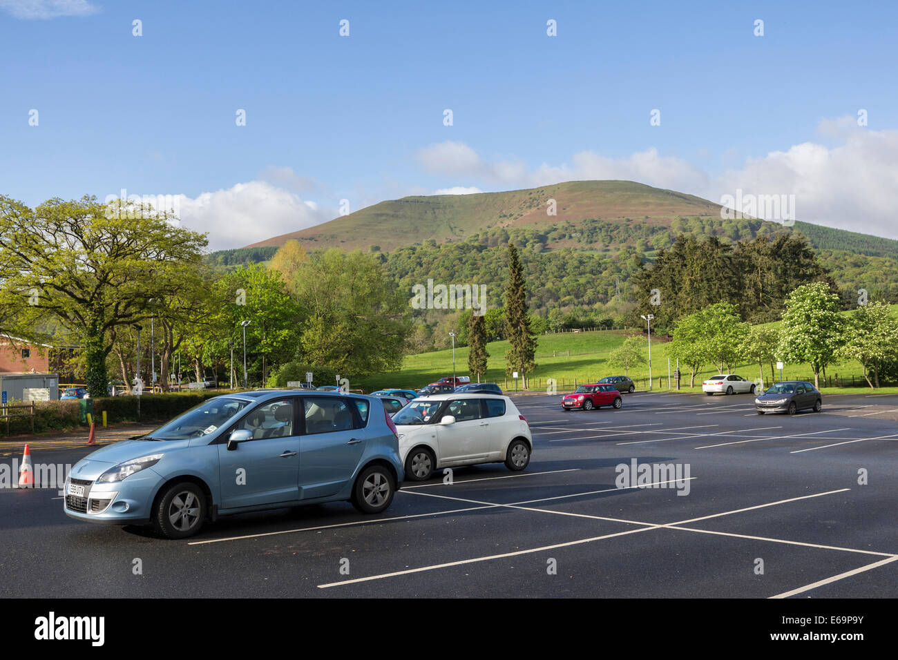 Une partie du parking de l'hôpital vide avec le Blorenge dans la distance, Neville Hall Hôpital, Galles, Royaume-Uni Banque D'Images