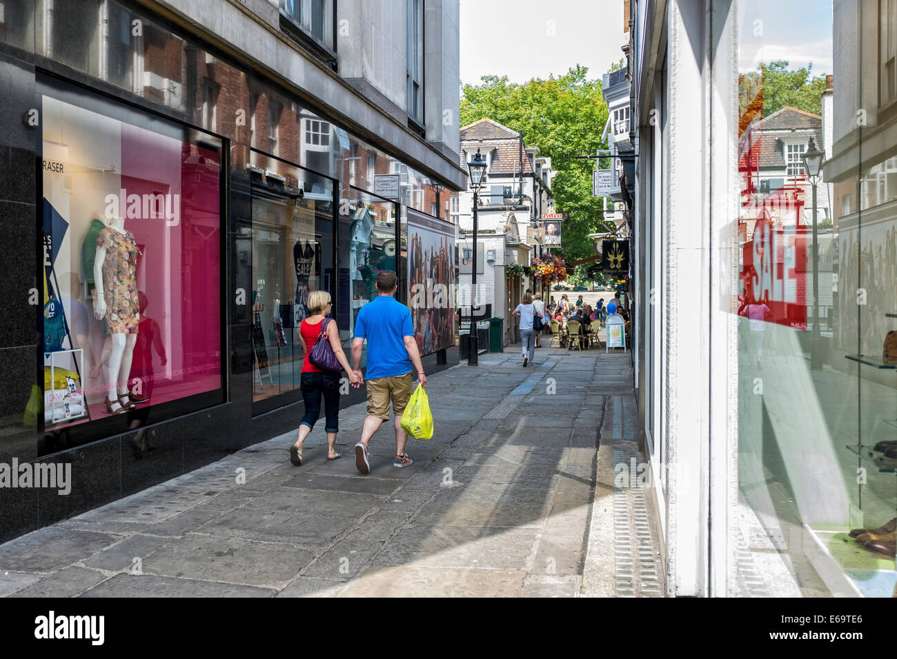 Couple walking down Richmond Cour d'or tenant les mains, Richmond upon Thames, Surrey, London, UK Banque D'Images