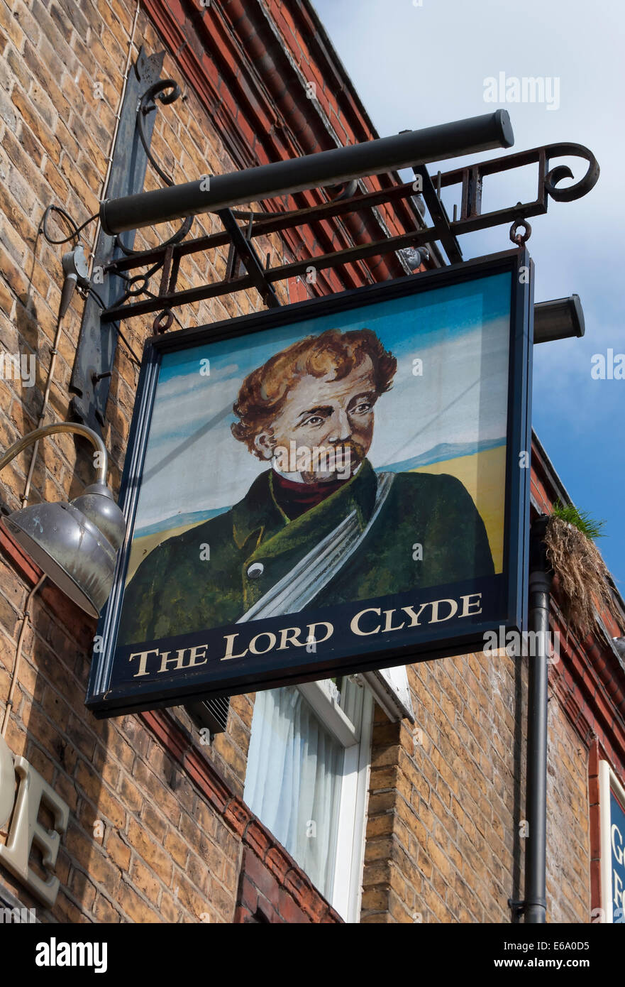 Signe pour le lord Clyde pub, nommé d'après le 19e siècle, officier de l'armée britannique, Hounslow, Middlesex, Angleterre Banque D'Images