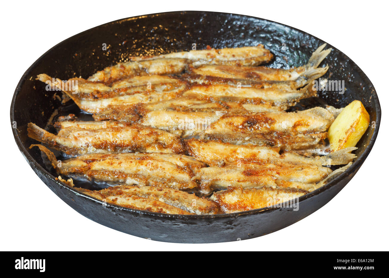 La friture de poissons capelan sur poêle isolé sur fond blanc Photo Stock -  Alamy