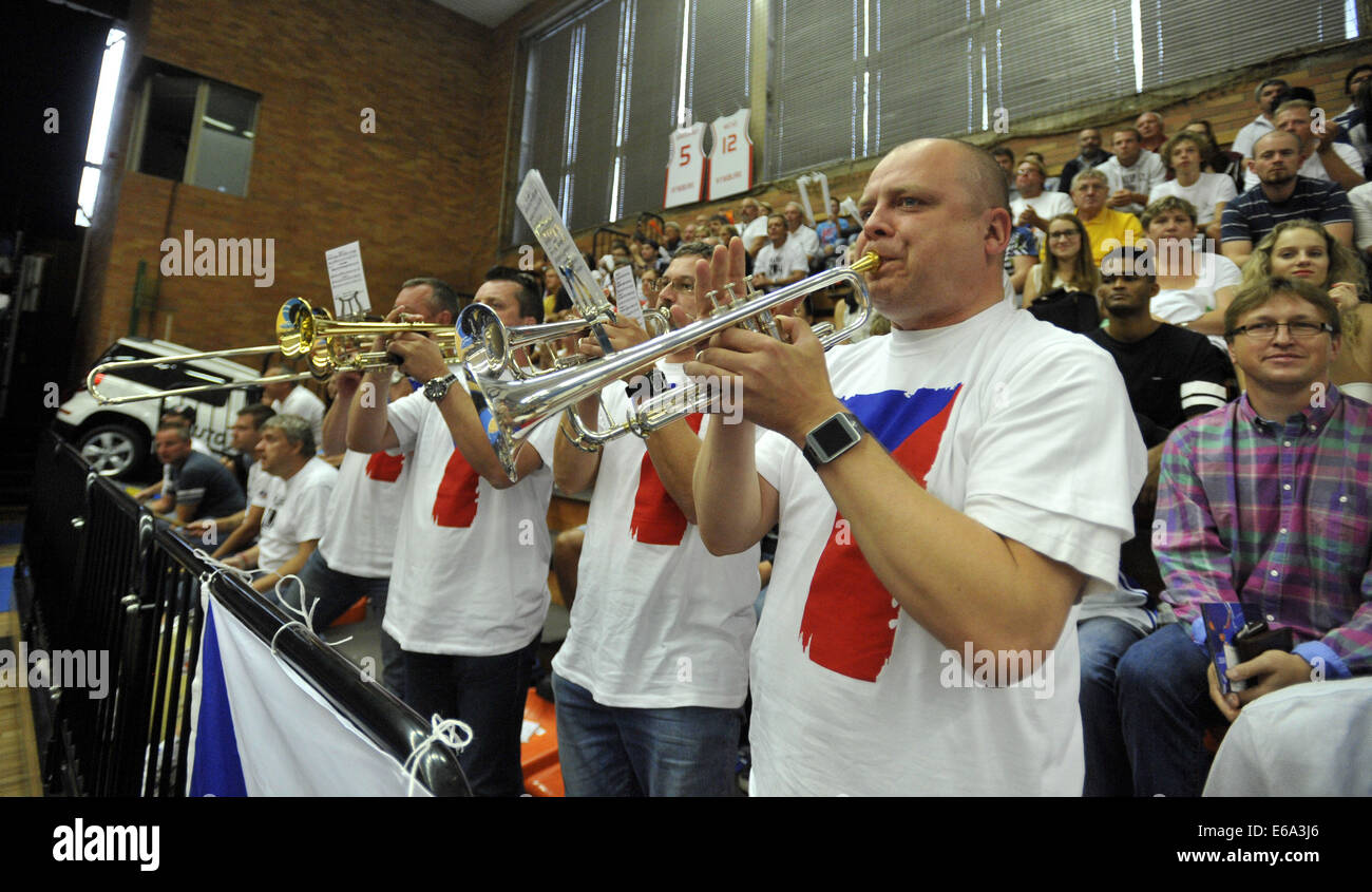 Nymburk, République tchèque. 17 août, 2014. République tchèque fans jouer trompettes au cours de l'homme European Championschip 2015 match de qualification du groupe E La République tchèque contre la Hongrie à Nymburk, en République tchèque, le 17 août 2014. © Josef Vostarek/CTK Photo/Alamy Live News Banque D'Images