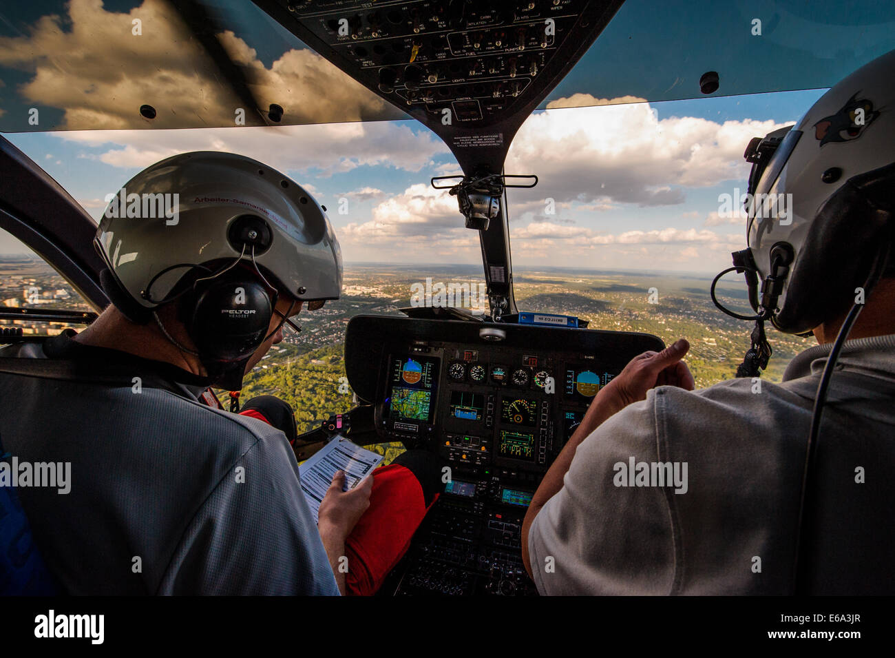 L'atterrissage de l'hélicoptère de sauvetage DRF Christoph 'Berlin' Eurocopter EC145 à une mission de sauvetage à Berlin. Approche de l'Hôpital d'urgence Berlin-Marzahn le 12 août 2014, l'Allemagne. Photo : Photo de l'alliance/Robert Schlesinger Banque D'Images