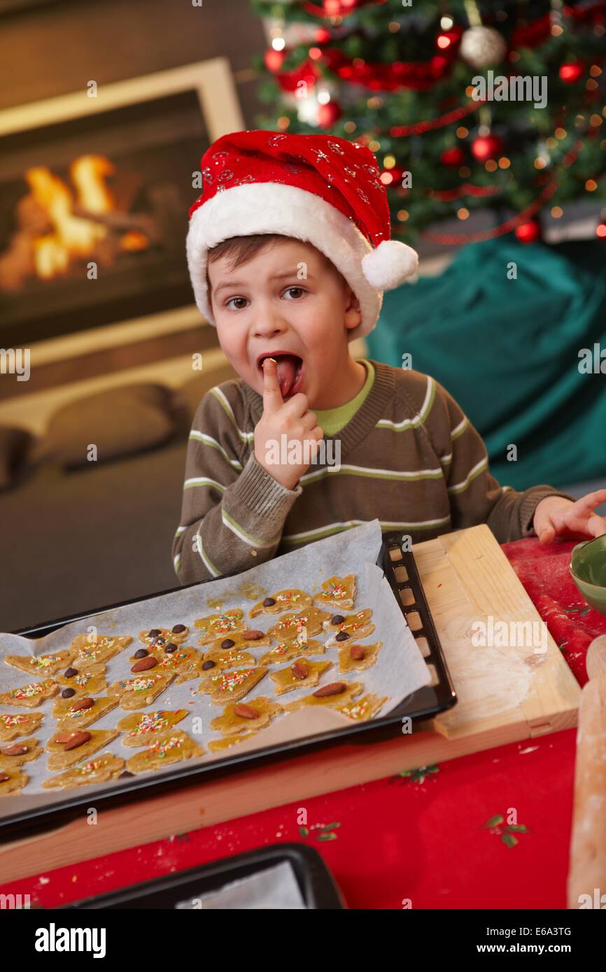 Boy,bonbons,biscuits de Noël Banque D'Images
