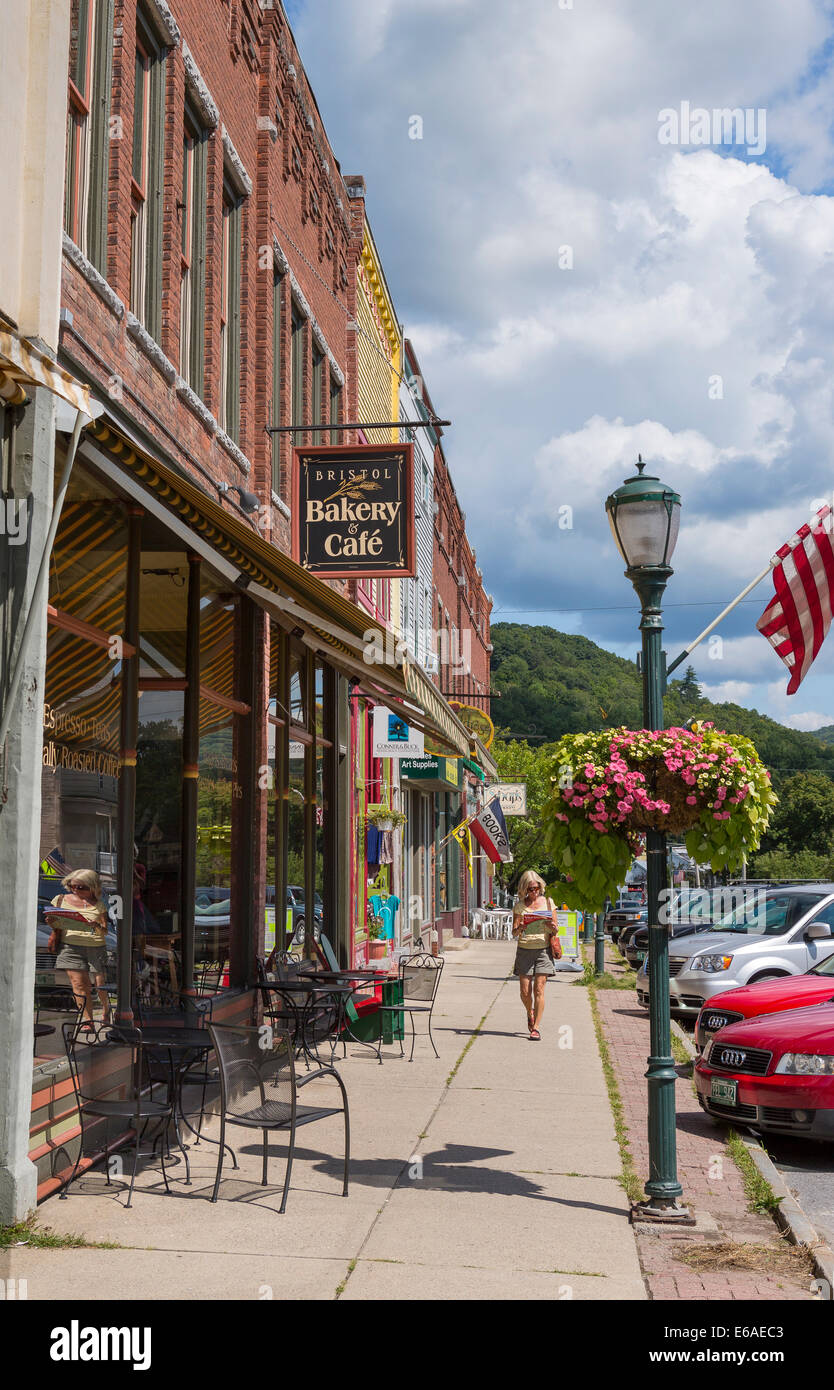 Canandaigua, New York, USA - Main Street, Roue 116, et les montagnes. Banque D'Images