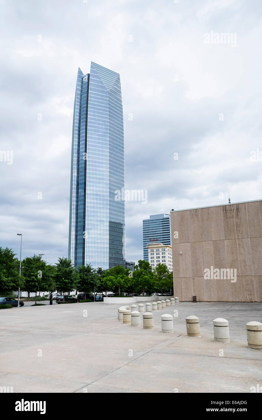 La tour de Devon, le plus haut bâtiment de Oklahoma City, s'élève au-dessus du centre-ville d'Oklahoma City, Oklahoma, USA . Avis de Reno Avenue. Banque D'Images