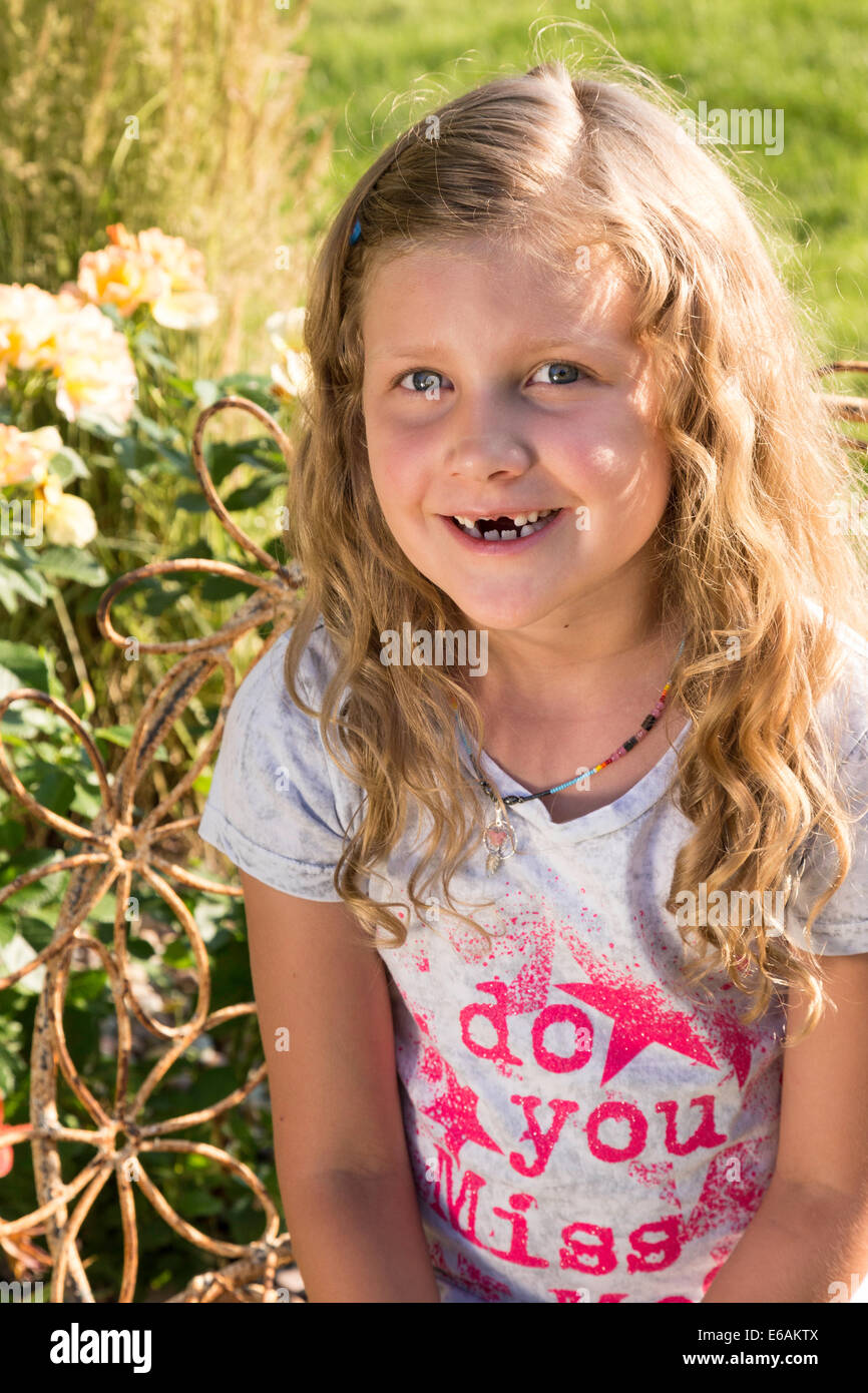Portrait de fille avec manque des dents avant. Banque D'Images