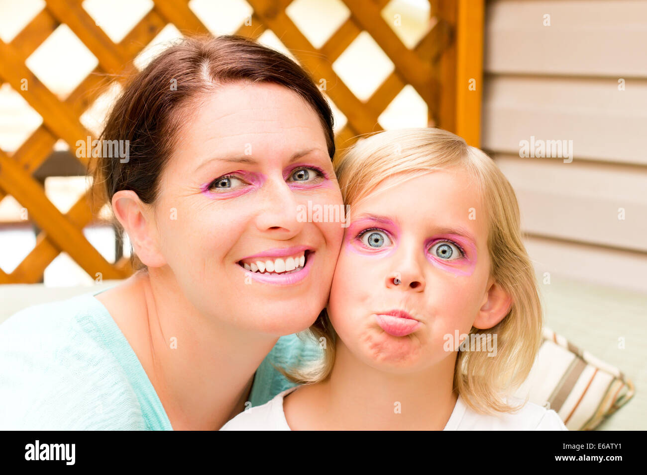 Mère et fille Goofing autour de l'appareil photo Banque D'Images