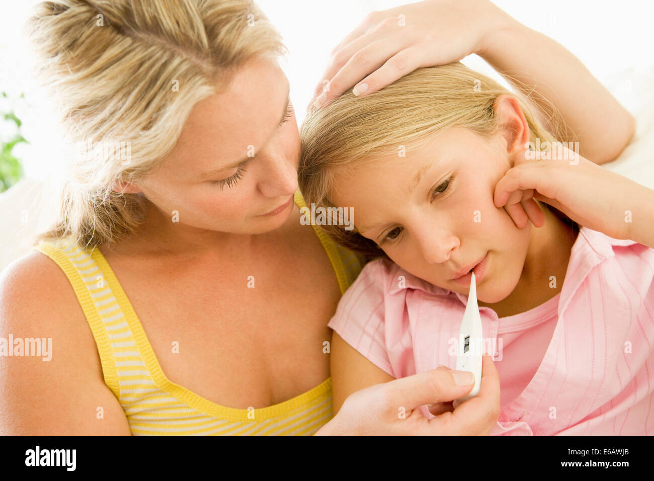 La mesure de la fièvre,mère,,fille Banque D'Images