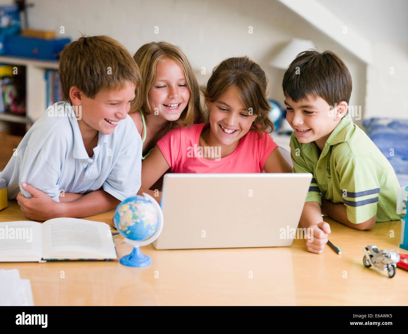 Ordinateur portable,Internet,ensemble,amis Banque D'Images