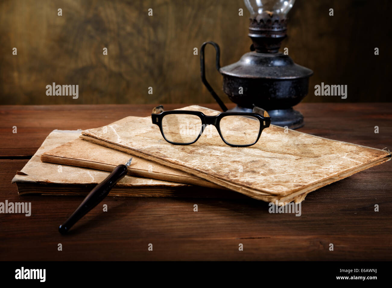 La nature morte avec de vieux livres de l'écriture et une lampe à huile Banque D'Images