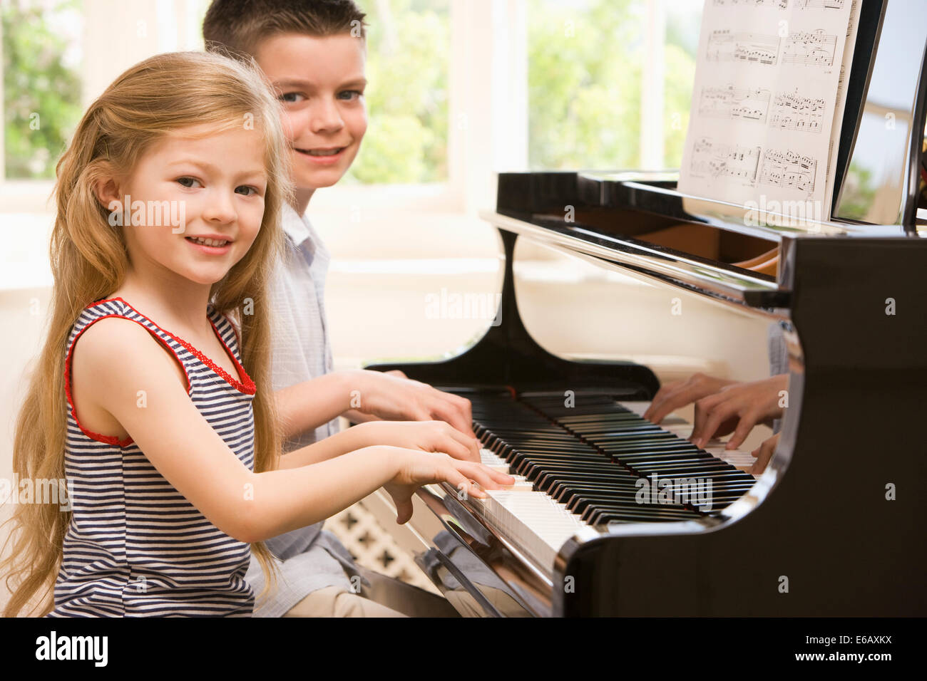 Boy,fille,jouer de la musique Banque D'Images