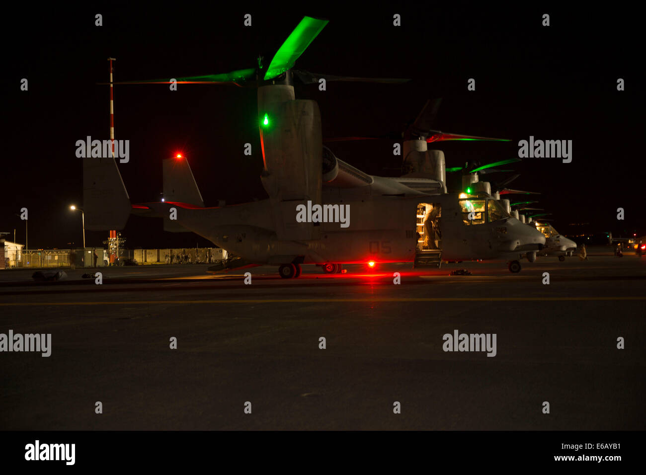 U.S. Marine Corps MV-22B à rotors basculants Osprey aéronefs affectés à des fins spéciales du Groupe de travail air-sol marin de la réaction aux crises se préparent à s'écarter de la base aéronavale de Sigonella, en Italie, le 26 juillet 2014, de fournir un appui à un départ de l'aide militaire ap Banque D'Images