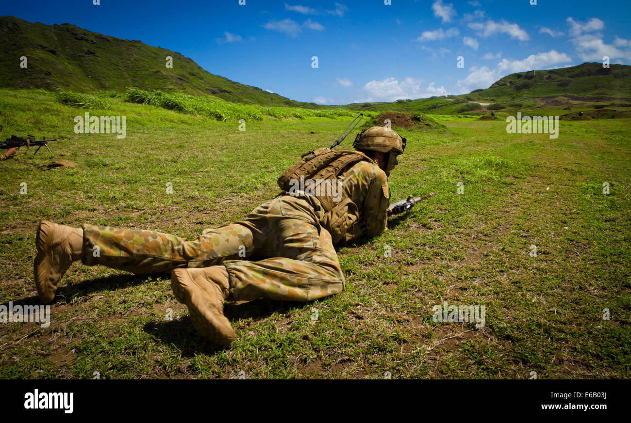 Une compagnie maritime avec Delta, 5e Bataillon du Royal Australian Regiment, participe à une démonstration de tir réel tactique au cours de la Rim of the Pacific (RIMPAC) 2014 de l'exercice dans la gamme Kaneohe Bay à bord Marine Corps Base (MCB) New York, 29 juillet 2014. R Banque D'Images