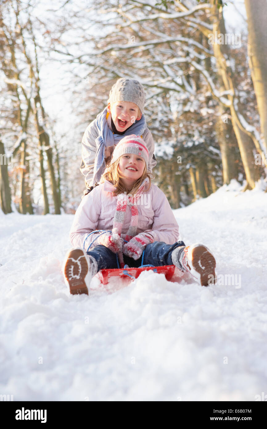 Boy,fille,la luge Banque D'Images