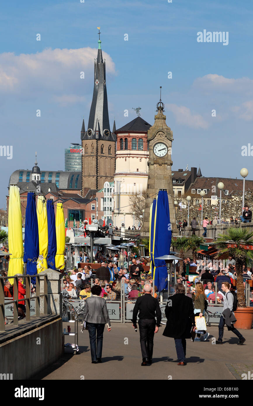 Düsseldorf Altstadt Rhein Rheinuferpromenade Anna Alter Basilique Saint Lambertus Pegeluhr Banque D'Images