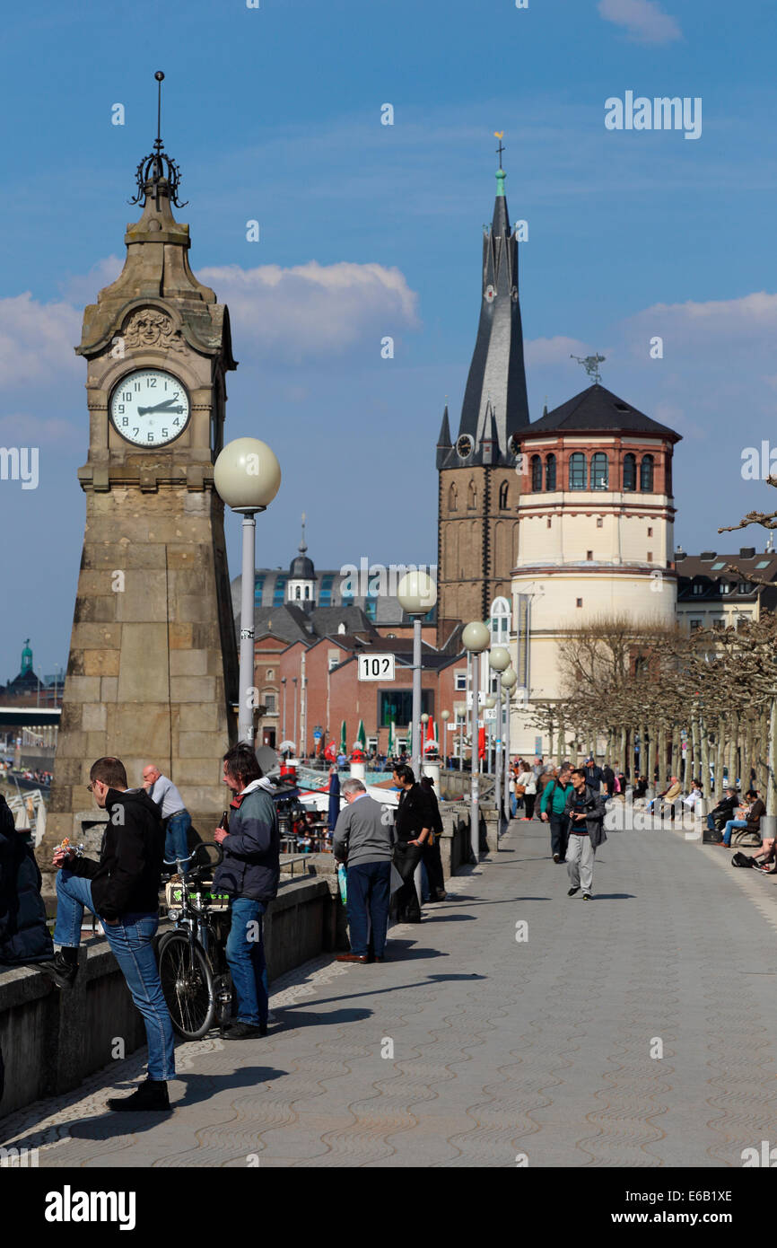 Düsseldorf Altstadt Rhein Rheinuferpromenade Anna Alter Basilique Saint Lambertus Pegeluhr Banque D'Images