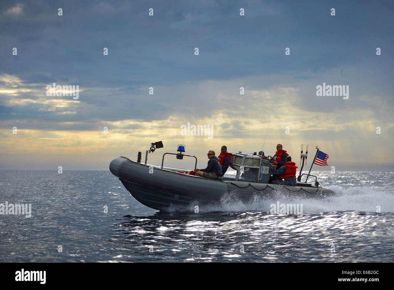 Les marins américains affectés à la station de transport amphibie USS Anchorage (LPD 23) et les plongeurs affectés à l'unité mobile de destruction des engins explosifs 11 participer à un test de reprise en cours pour le Programme spatial Orion de la NASA, le 3 août 2014, dans le Pacifi que Banque D'Images