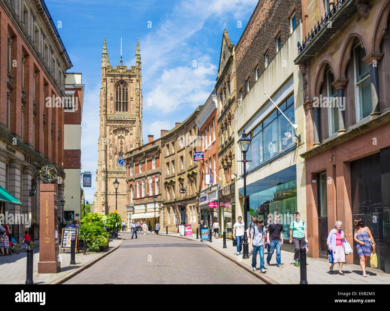 Irongate boutiques le centre-ville de Derby à la recherche vers la cathédrale Derby Derbyshire, Angleterre Royaume-uni GB EU Europe Banque D'Images