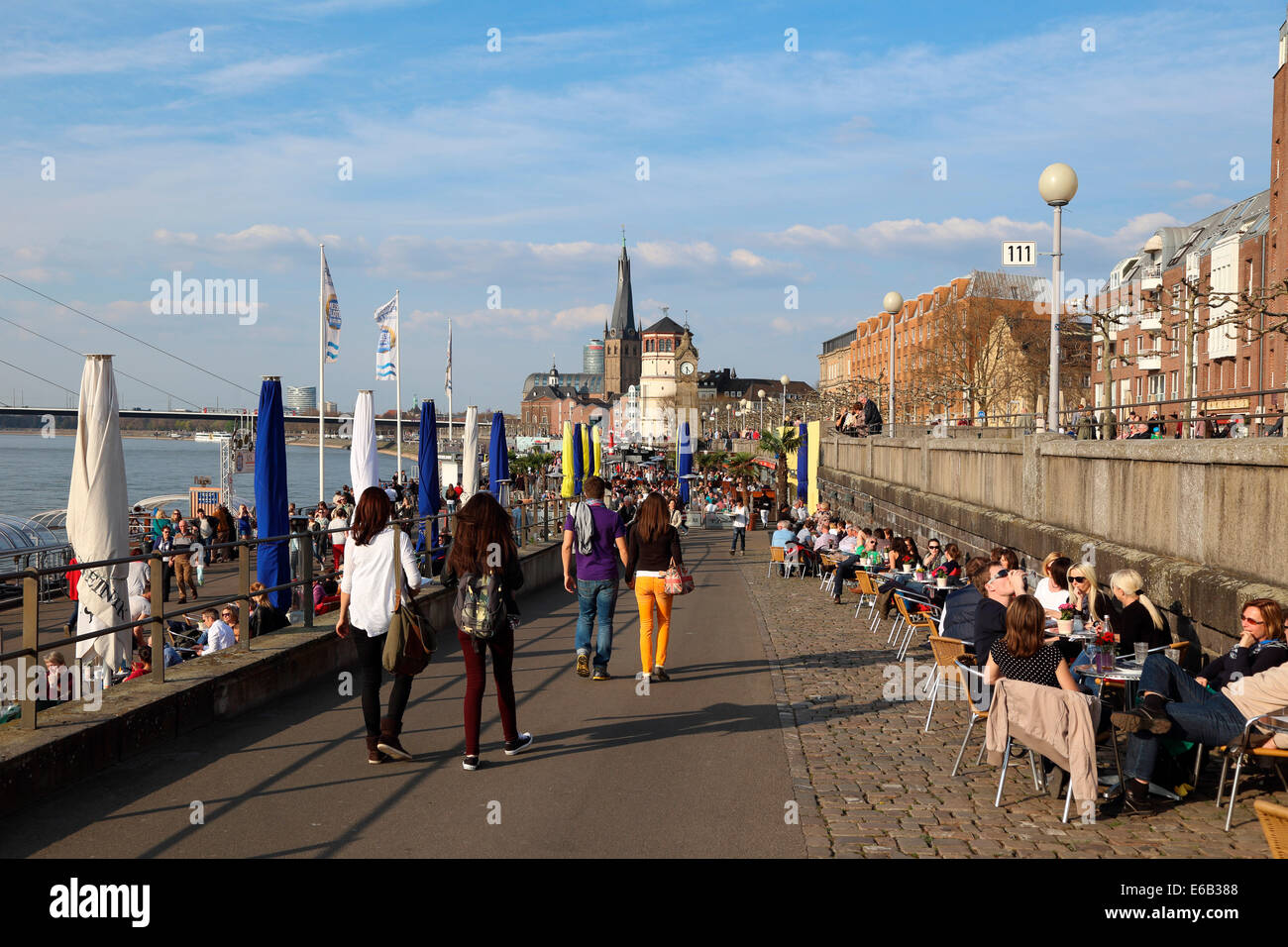 Düsseldorf Altstadt Rhein Rheinuferpromenade Banque D'Images