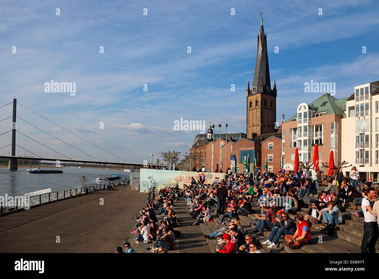 Vieille ville de Düsseldorf Rhein Rheinuferpromenade Lambertus Basilique St. Banque D'Images