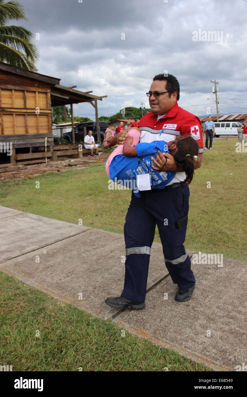 Les membres des services à la Force opérationnelle interarmées (FOI)-Bravo élément médical l'hôte d'un cours de formation des pédiatres du Honduras dans la préparation aux catastrophes et l'intervention d'urgence à la base aérienne de Soto Cano, Honduras, 9 août, 2014. La FOI-Bravo, et combiné mixte mène Banque D'Images