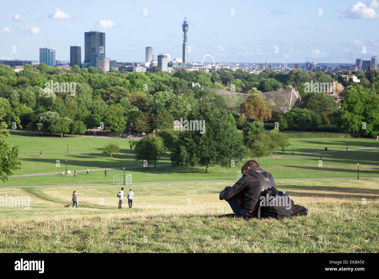 Personne assise dans Primrose Hill lors d'une journée ensoleillée, Londres, Angleterre Banque D'Images