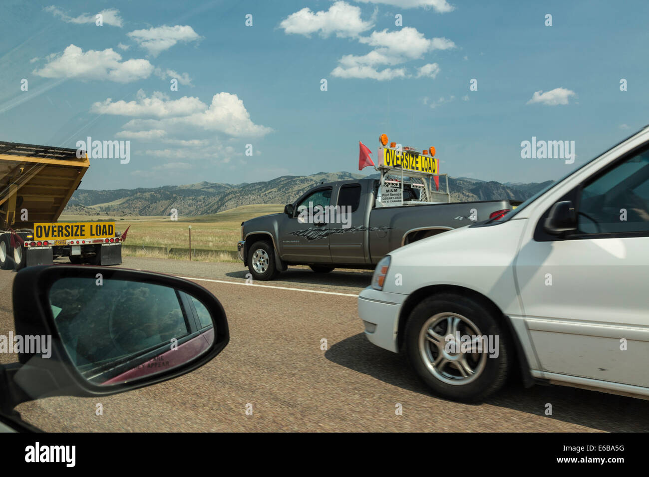L'accumulation de trafic derrière véhicule avec charge surdimensionnée, Interstate 15, Montana, USA Banque D'Images