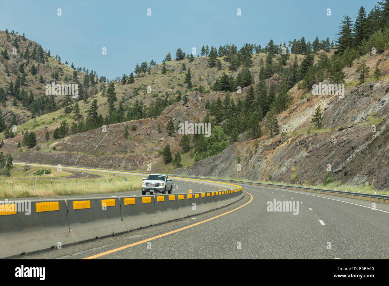 Barrière de trafic avec illumination jaune des correctifs, courbant l'autoroute, l'Interstate 15, Montana, USA Banque D'Images